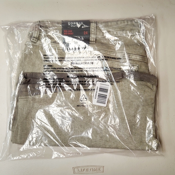 ❤️NWT VINTAGE TORRID SHORTS - BOYFRIEND VINTAGE STRETCH DENIM - PLUS SIZE - Picture 5 of 16